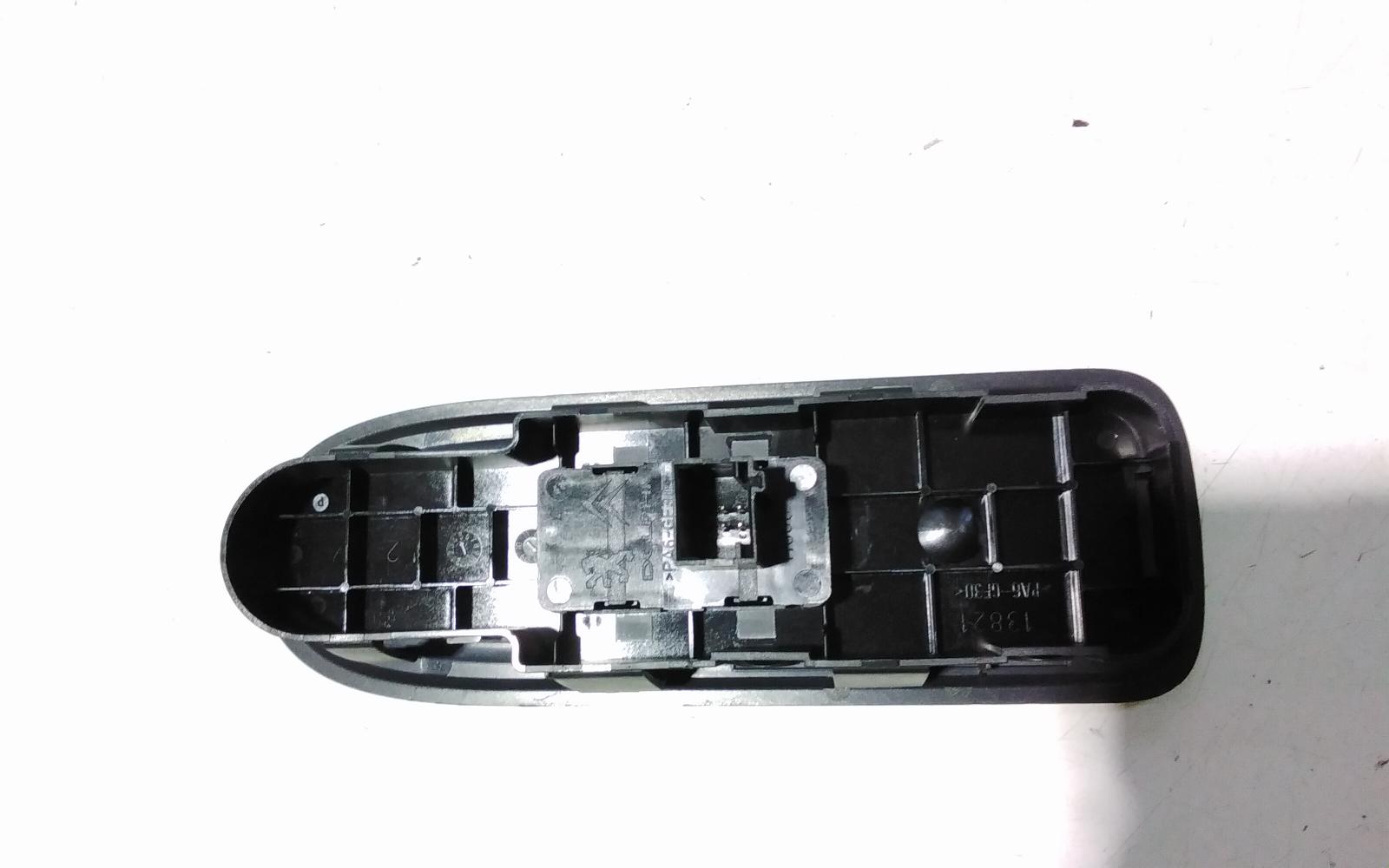 View Auto part Pwr Dr Wind Switch Peugeot 307 2007