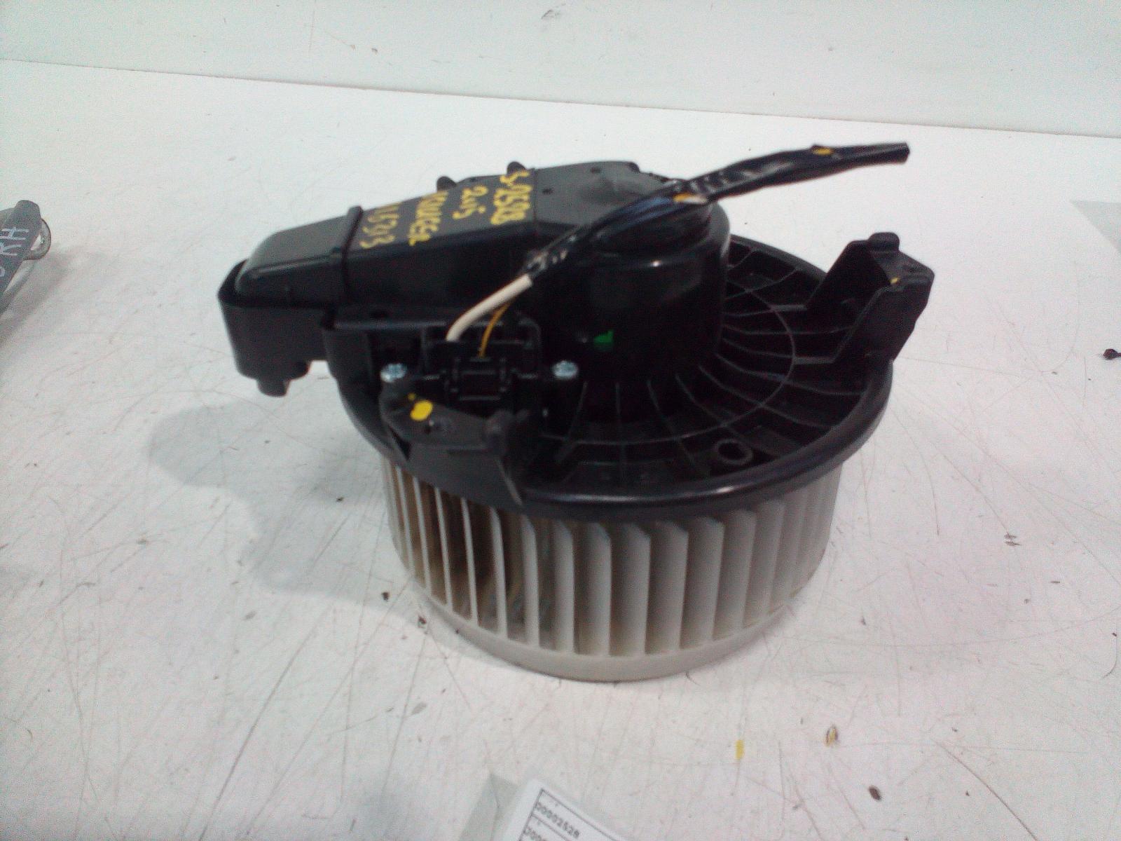 View Auto part Heater Fan Motor Toyota Kluger 2015