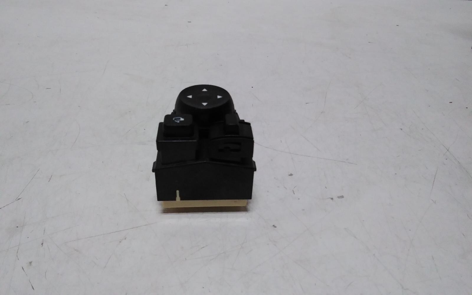 View Auto part Misc Switch/Relay Hyundai Staria 2022