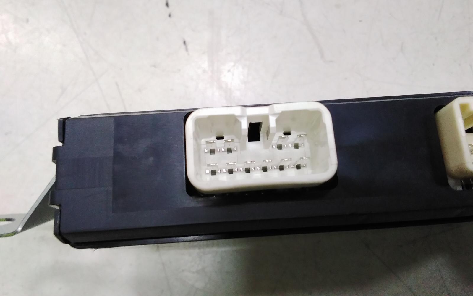 View Auto part Misc Switch/Relay Toyota Kluger 2014