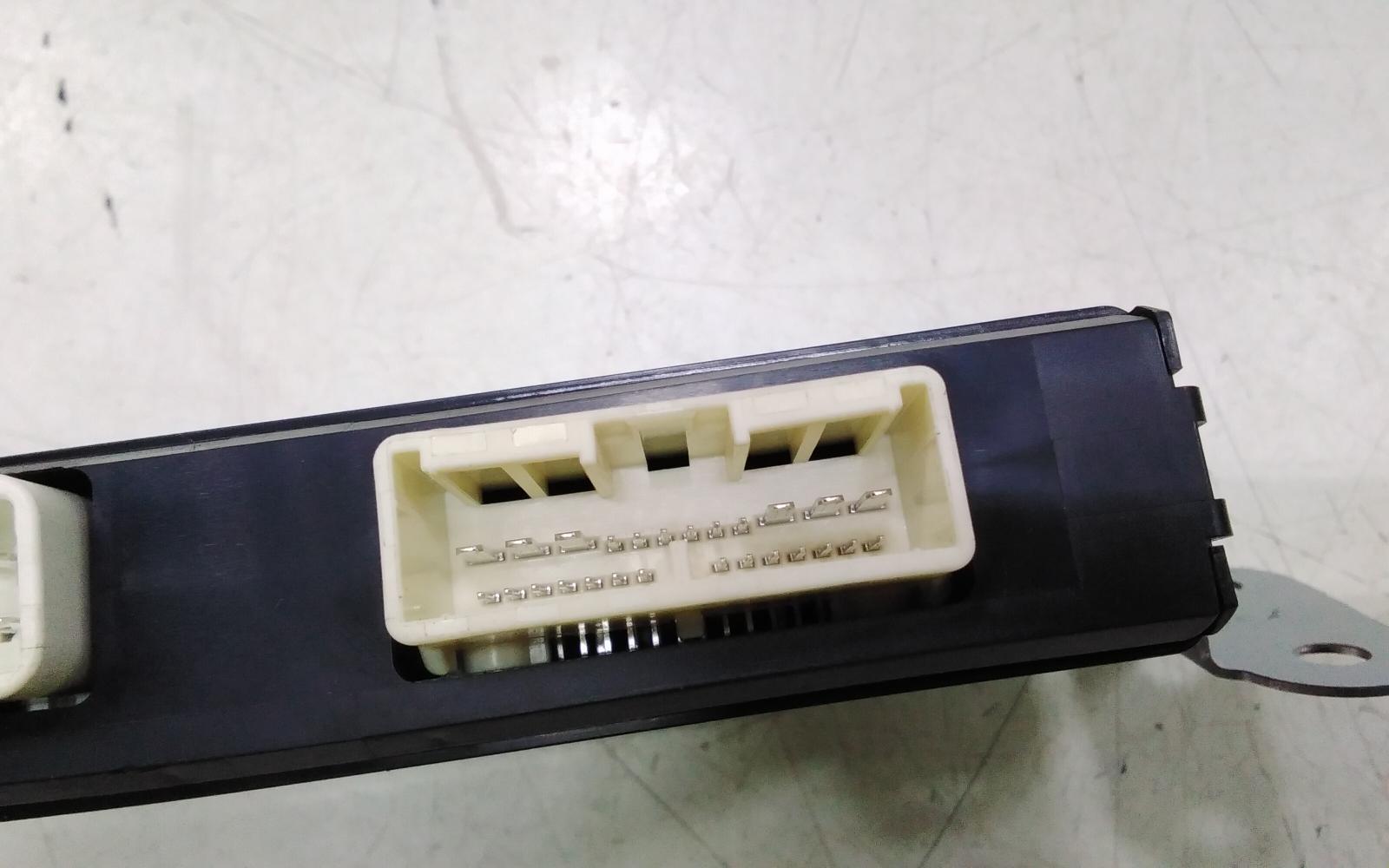 View Auto part Misc Switch/Relay Toyota Kluger 2014