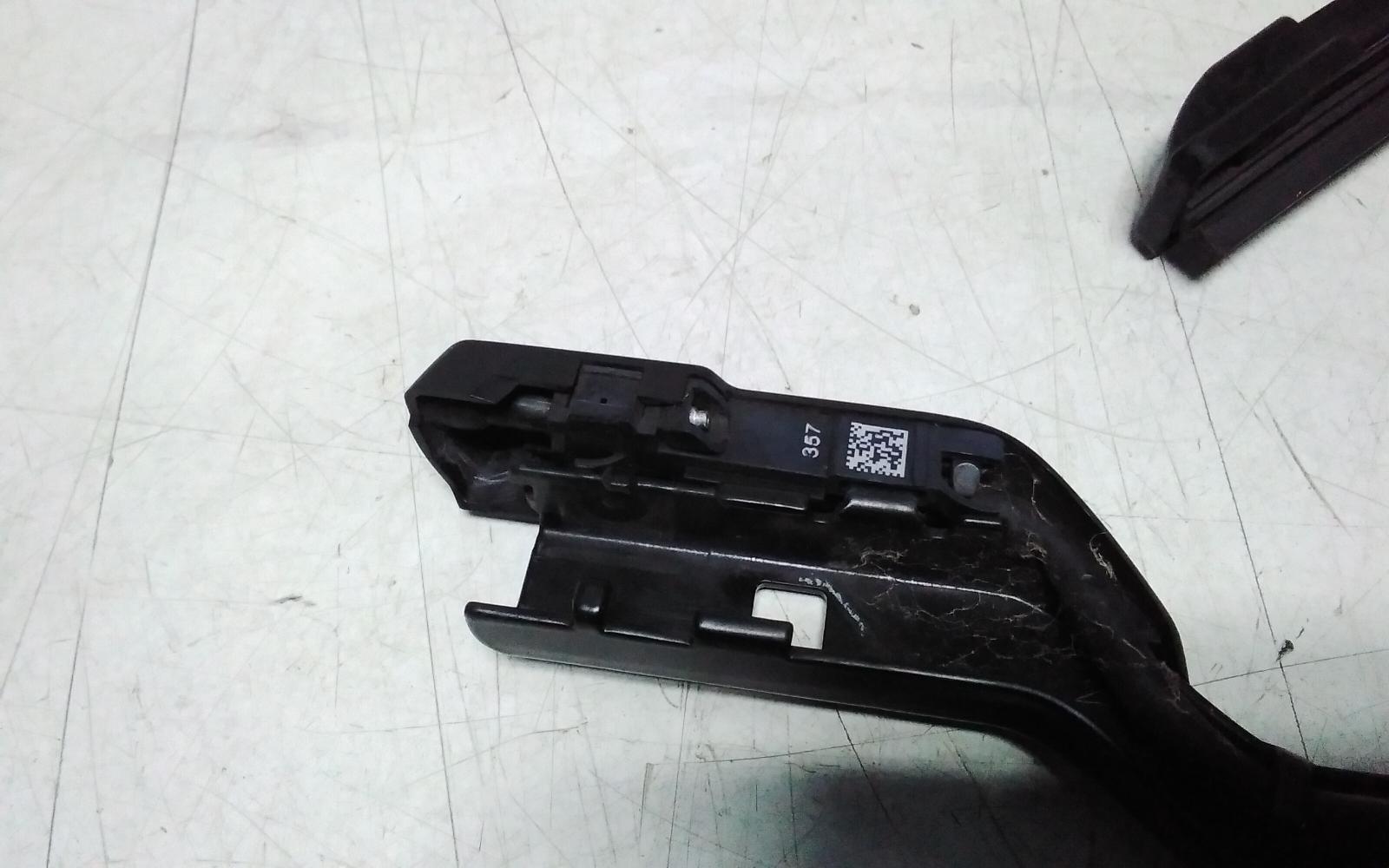 View Auto part Wiper Arm Tesla Model 3 2021
