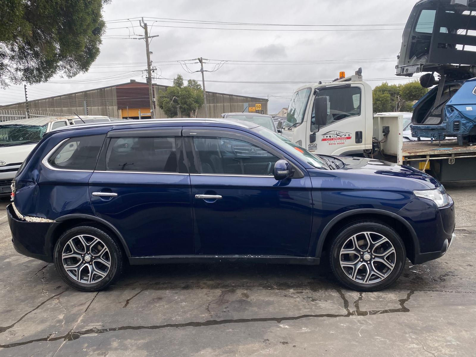 2014 Mitsubishi Outlander Right Front Hub Assembly View Auto part Right Front Hub Assembly Mitsubishi Outlander 2014
