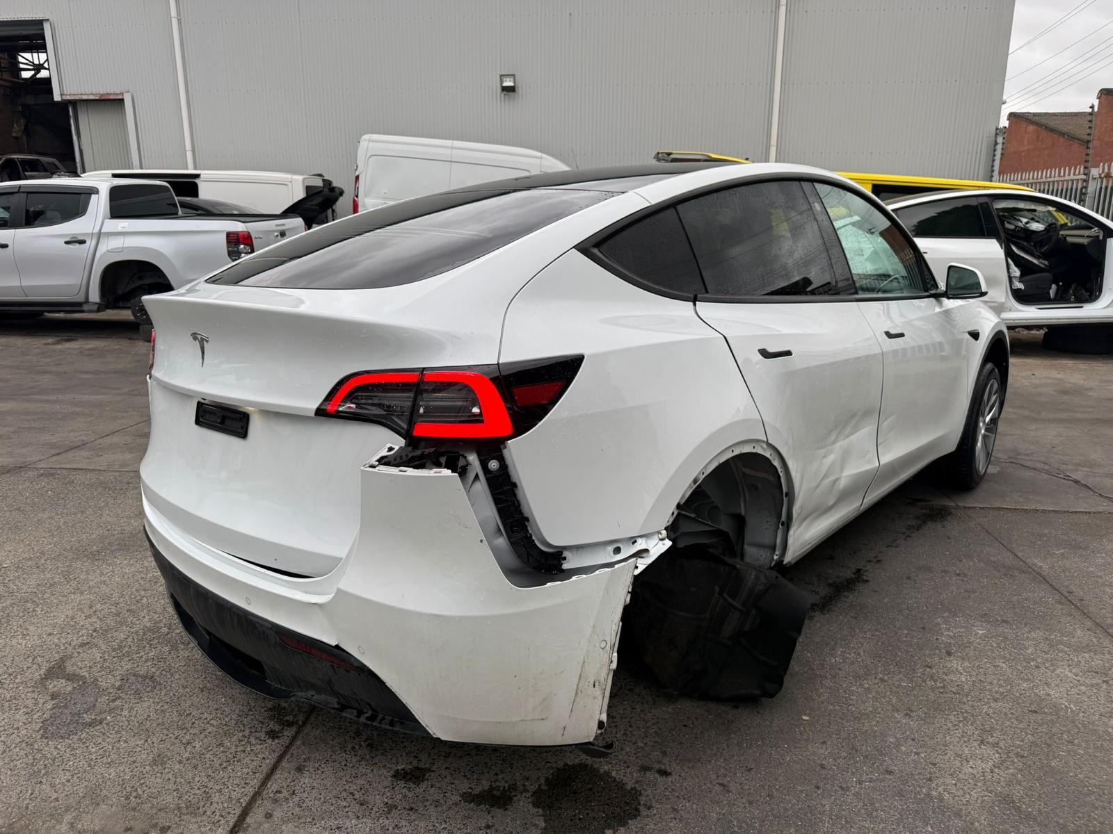 2023 Tesla Model Y Right Rear 1/4 Door Glass View Auto part Right Rear 1/4 Door Glass Tesla Model Y 2023