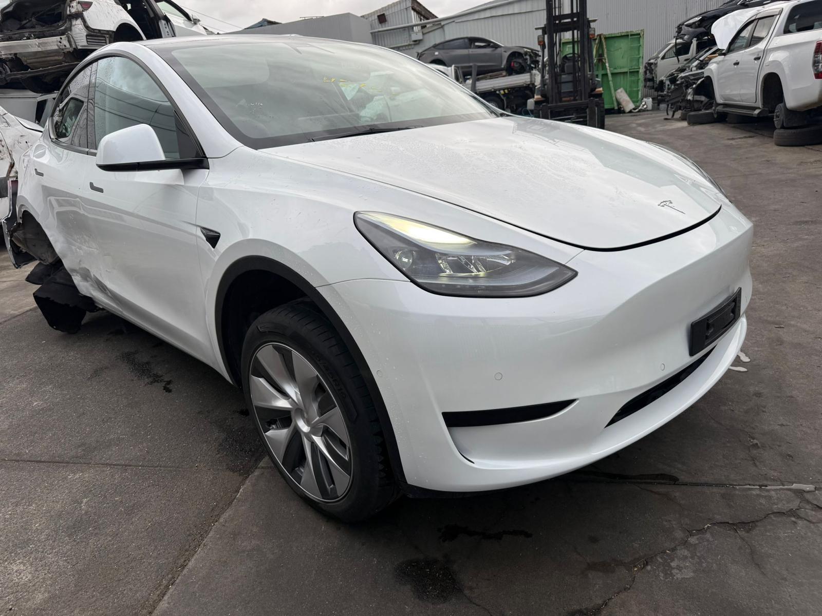 2023 Tesla Model Y Right Rear 1/4 Door Glass View Auto part Right Rear 1/4 Door Glass Tesla Model Y 2023
