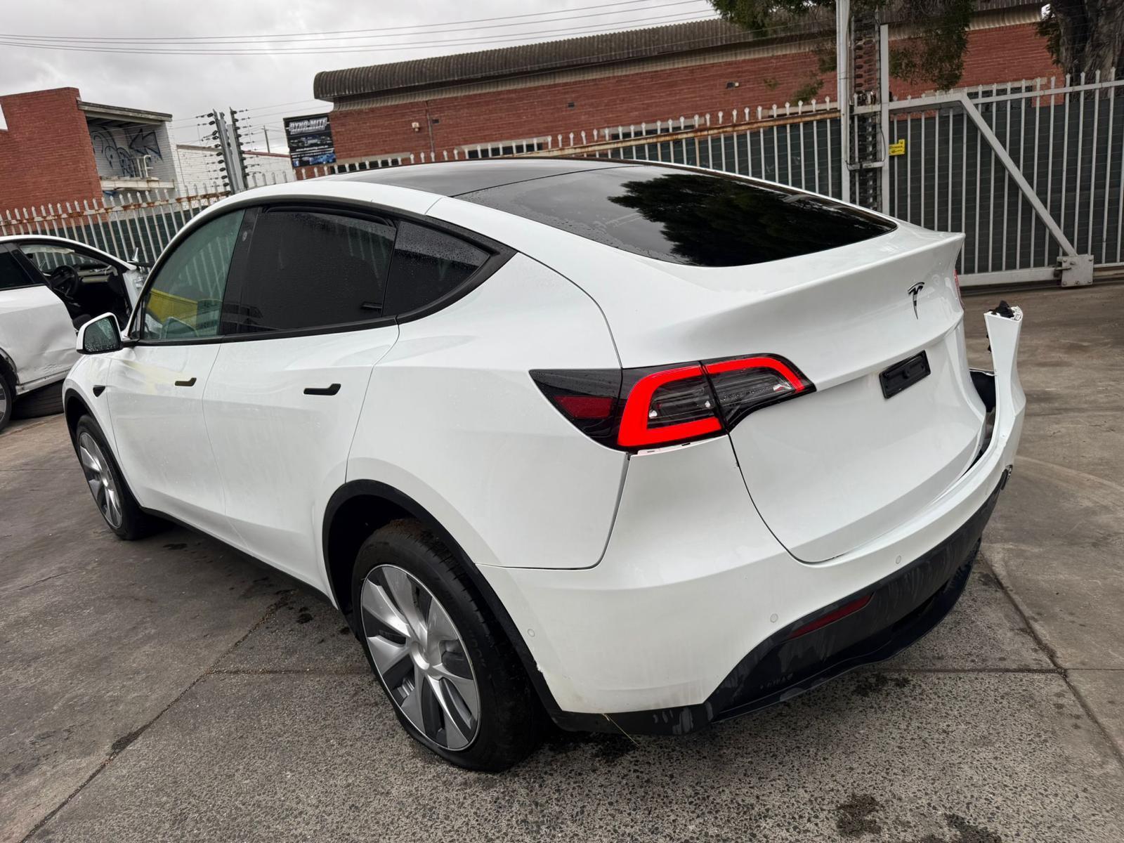 2023 Tesla Model Y Right Rear 1/4 Door Glass View Auto part Right Rear 1/4 Door Glass Tesla Model Y 2023