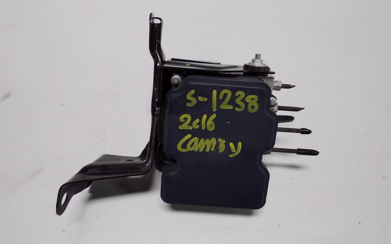 2016 Toyota Camry Abs Pump/Modulator View Auto part Abs Pump/Modulator Toyota Camry 2016